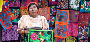 guna-woman-selling-molas